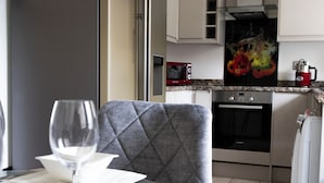 A modern kitchen with a dining area. - Cozy, Family Friendly ,Home Away from Home in Aveley, Thurrock (Aveley)