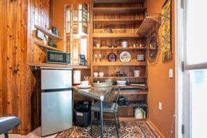 ميكروويف، ماكينة لصنع القهوة/الشاي، مستلزمات طهي/أطباق/أوعية، مائدة طعام