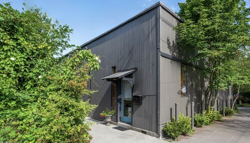 Boho Studio on 8th Ave West | Queen Anne, Seattle Near Stadium
