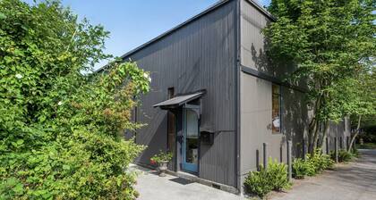 Boho Studio on 8th Ave West | Queen Anne, Seattle Near Stadium