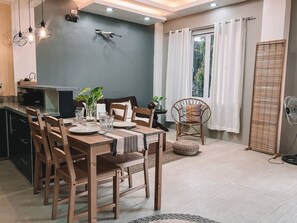 Apartment, 2 Bedrooms | Dining room