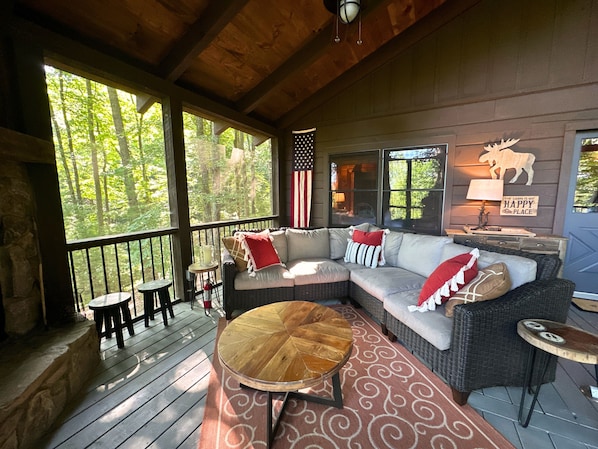 Smart-TV, Kamin, Bücher, Stereoanlage