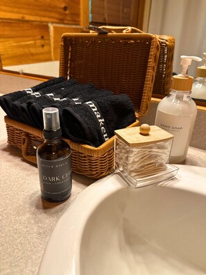 Secador de pelo, bidé, toallas y jabón