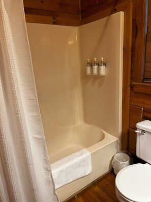 Secadora de cabello, bidet, toallas, jabón
