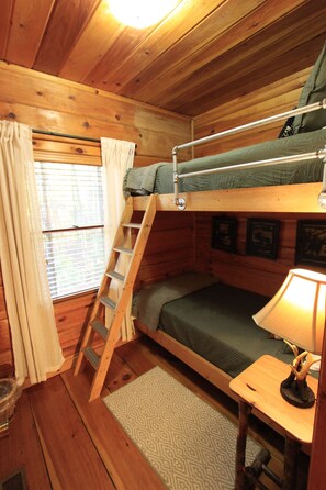 2 bedrooms, travel crib, free WiFi, bed sheets