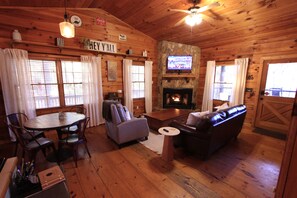 Smart-TV, peis, bøker og stereoanlegg