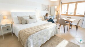 Premium appartement, terras, uitzicht op de binnenplaats | Luxe beddengoed, bedden met traagschuimmatrassen, een kluis op de kamer