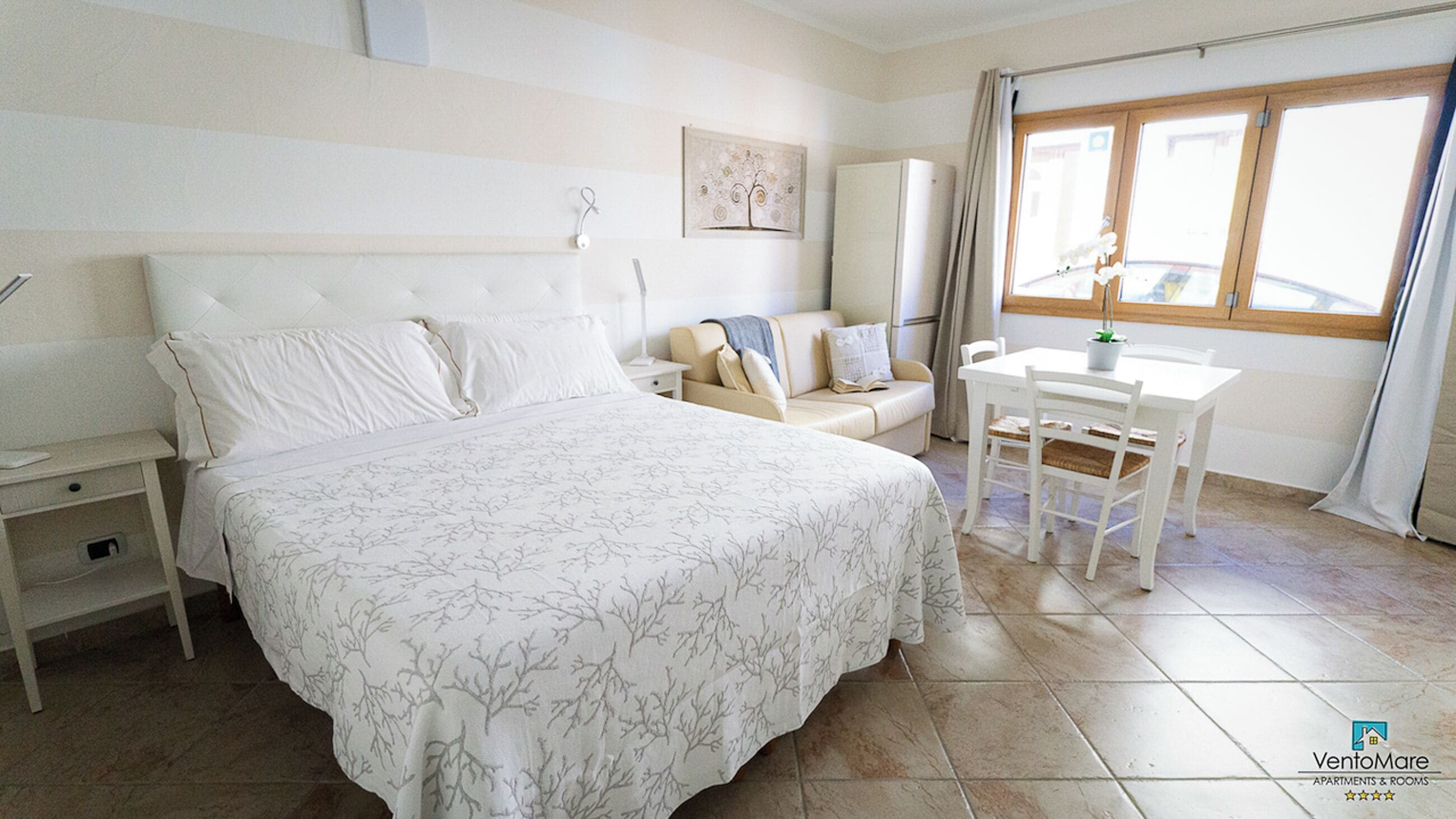 Appartamento Premium, patio, vista cortile | Cassaforte in camera, tende oscuranti, ferro/asse da stiro