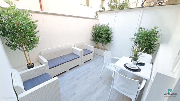 Premium-Apartment, Terrasse, Blick auf den Innenhof