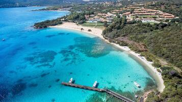 Una playa cerca, arena blanca, sombrillas, bar en la playa