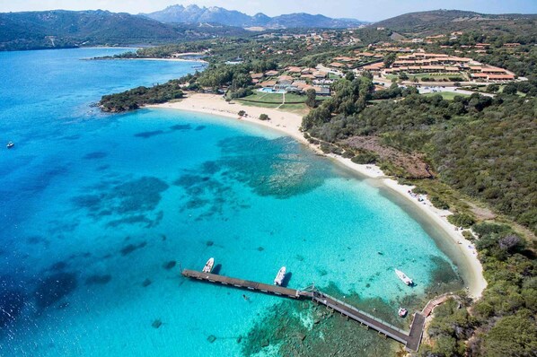 Plage à proximité, sable blanc, parasols, bar de plage
