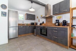 Kühlschrank, Mikrowelle, Ofen, Geschirrspüler