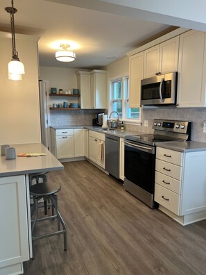 Microwave, oven, stovetop, dishwasher - Charming 2-bedroom cottage in Buchanan with AC, WiFi, Centrally located! (Buchanan)