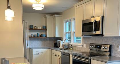 Charming 2-bedroom cottage in Buchanan with AC, WiFi, Centrally located!