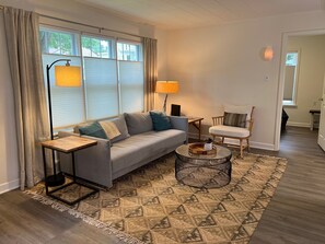 Smart TV - Charming 2-bedroom cottage in Buchanan with AC, WiFi, Centrally located! (Buchanan)