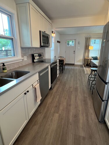 Charming 2-bedroom cottage in Buchanan with AC, WiFi, Centrally located!