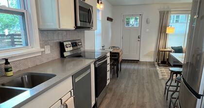 Charming 2-bedroom cottage in Buchanan with AC, WiFi, Centrally located!