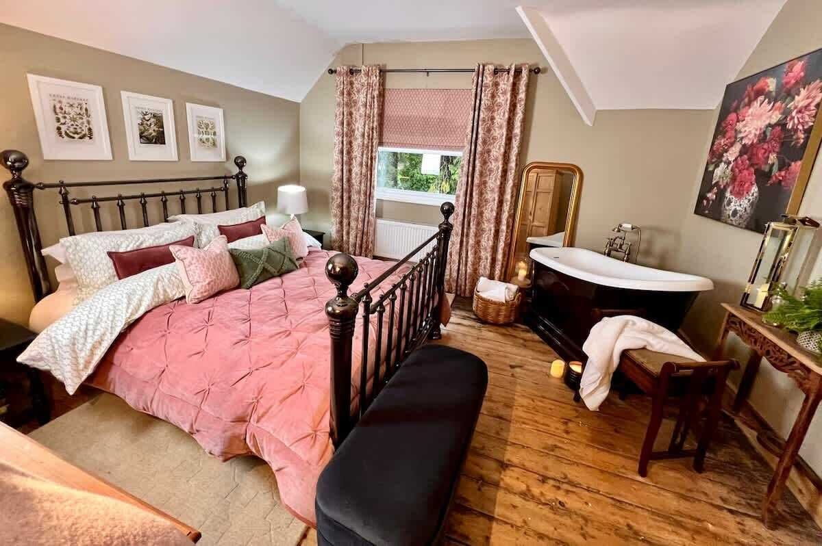 2 bedrooms, iron/ironing board, travel crib, free WiFi