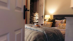 2 bedrooms, iron/ironing board, travel cot, free WiFi - Charming Cottage w/ Valley Views & BBQ Hut (Pontsticill)
