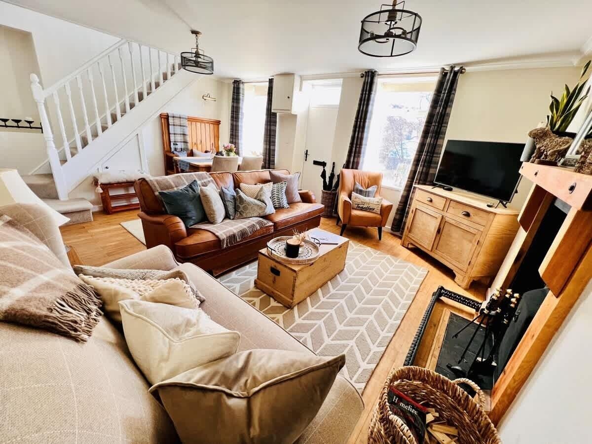 Een televisie en een open haard