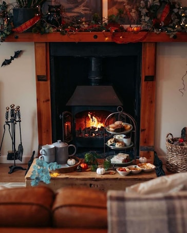 Interior. Charming Cottage w/ Valley Views & BBQ Hut