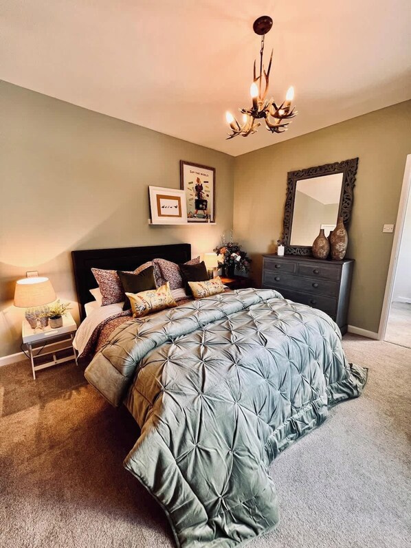 2 chambres, fer et planche à repasser, lit de bébé portatif