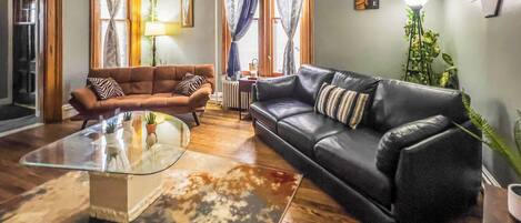 Televisión, libros y oficina