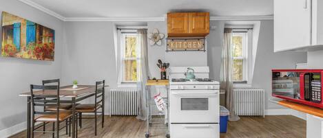 Réfrigérateur, micro-ondes, plaque de cuisson, cafetière/bouilloire