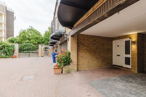 Property entrance - 3BR Tower Bridge Parking WiFi (London)