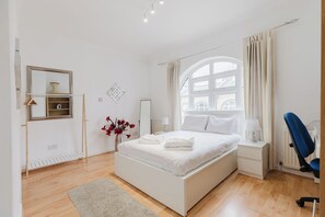 Luxury House, City View | Desk, laptop workspace, iron/ironing board, free WiFi - 3BR Tower Bridge Parking WiFi (London)