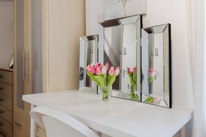 Luksushus, byutsikt | Skrivebord, skrivebord for bærbar PC og strykejern/-brett