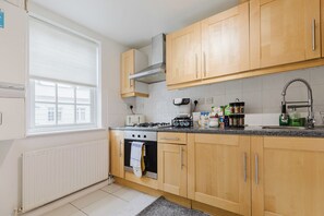 Luxury House, City View | Dapur peribadi | Peti sejuk/penyejuk beku saiz penuh, ketuhar gelombang mikro, ketuhar
