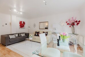 Luxury House, City View | Living area