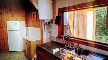 Refrigerador, horno, tetera eléctrica y utensilios de cocina