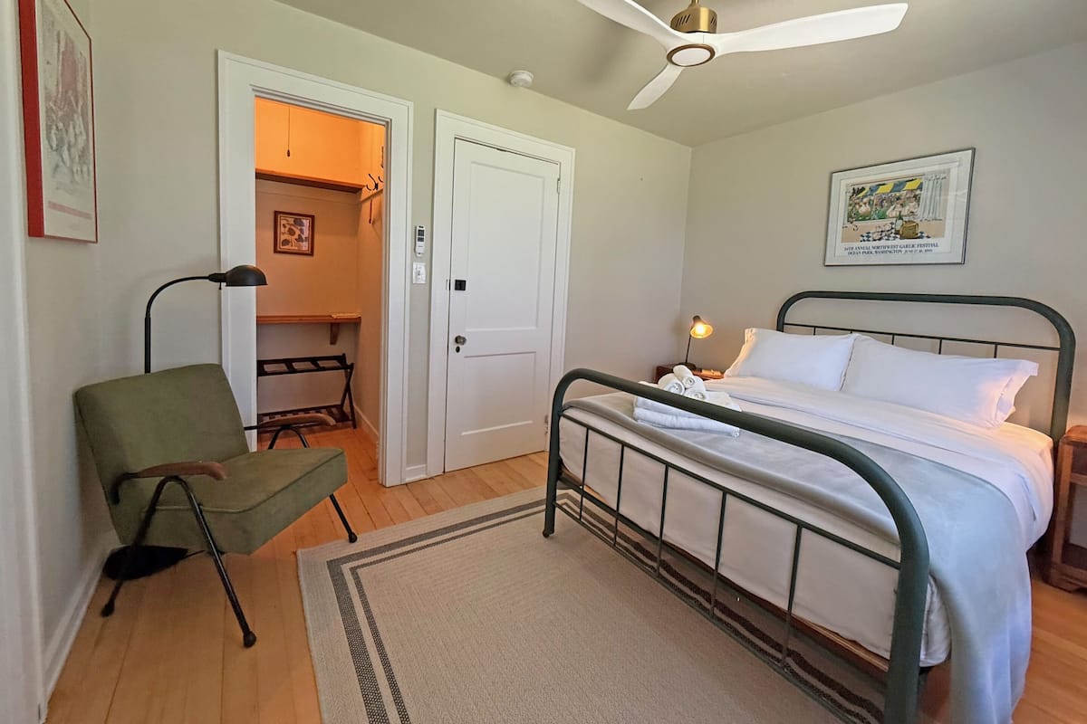 Basic Double Room, Shared Bathroom, Garden View (Room 9)