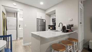 Een koelkast, een microgolfoven, een oven, een kookplaat