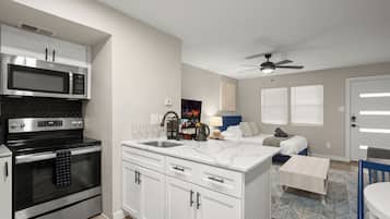 Kylskåp, mikrovågsugn, ugn och spishäll