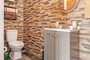 Douche, serviettes fournies, savon, papier toilette