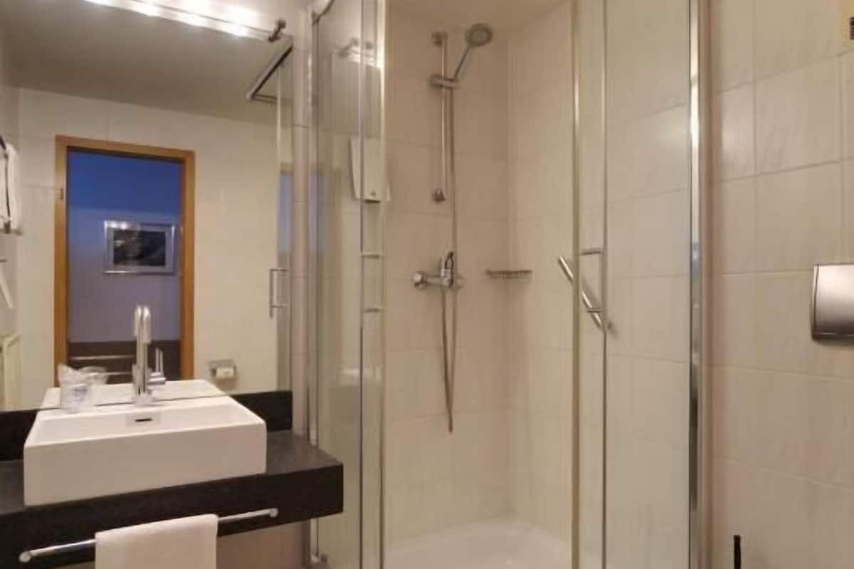 Kostenlose Toilettenartikel, Seife, Shampoo, Toilettenpapier