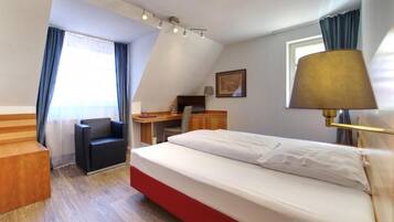 Zimmersafe, Schreibtisch, laptopgeeigneter Arbeitsplatz