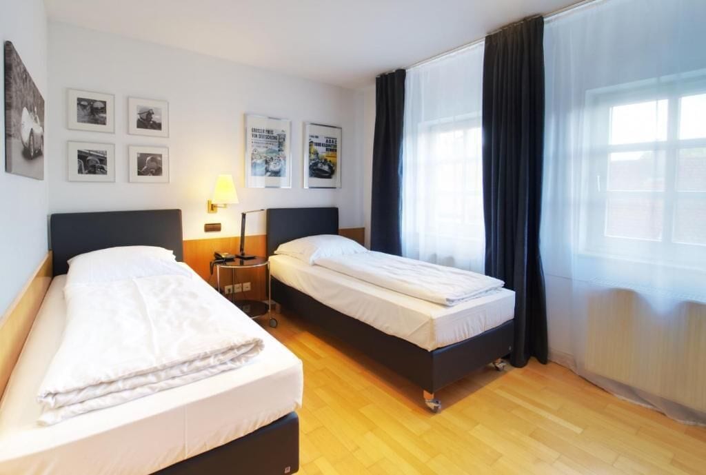 Tomannsrom – classic | Safe på rommet, skrivebord og skrivebord for bærbar PC