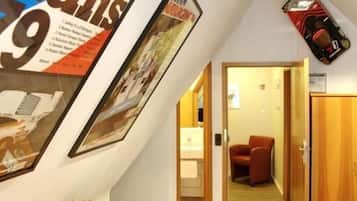 Una cassaforte in camera, una scrivania, postazione laptop