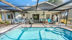 Utendørsbasseng og et oppvarmet basseng