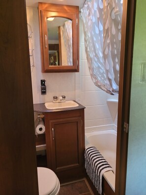Toallas, jabón, papel de baño 