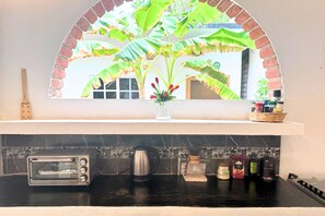 Fridge, oven, stovetop, coffee/tea maker