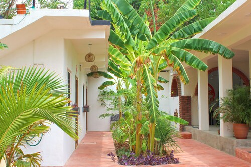 Private Villa! - Steps to Beach and Market - King beds - Pet friendly!