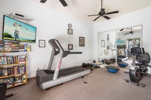 Apartment, Mehrere Betten (Alii Cove HH21 Beautiful Top Floor un) | Fitnessbereich