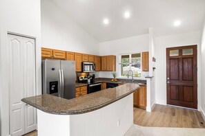 Apartment, Mehrere Betten (Alii Cove HH21 Beautiful Top Floor un) | Eigene Küche
