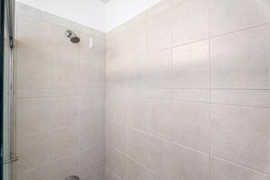 Apartment, Mehrere Betten (Alii Cove HH21 Beautiful Top Floor un) | Badezimmer