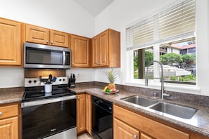 Apartamento, varias camas (Alii Cove HH21 Beautiful Top Floor un) | Cocina privada